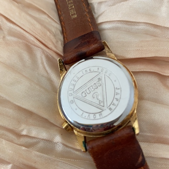 Vintage Guess watch with leather strap - Picture 5 of 12